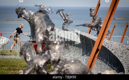 Arromanches-Les-Bains, France. 02nd June, 2019. Arromanches-Les-Bains: Sculptures showing British soldiers landing in the coastal town on Gold Beach can be seen in the D-Day 75 Garden. After the landing of the allied troops in World War II, one of the two artificial harbours (Mulberry B) was built off the coast of Arromanches-les-Bains, through which troops and supplies were brought ashore. 06.06.2019 is the 75th anniversary of the landing of allied troops in Normandy (D-Day). Credit: dpa picture alliance/Alamy Live News Stock Photo