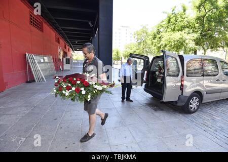 Jose Antonio Reyes' funeral held in hometown of Utrera as hundreds of  mourners pay their respects, London Evening Standard