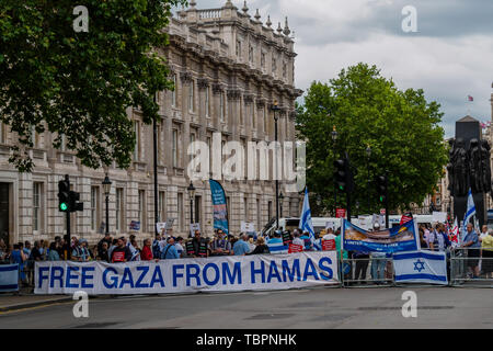 London, UK. 2nd June 2019. The Zionist Federation and others wait at Downing St to oppose the annual demonstration in support of the oppressed people of Palestine. 2nd June, 2019. The event, begun in Iran in 1979 was said by Imam Khomeini not to be only about Jerusalem, but ''a day for the oppressed to rise and stand up against the arrogant''. Peter Marshall IMAGESLIVE Credit: Peter Marshall/IMAGESLIVE/ZUMA Wire/Alamy Live News Stock Photo