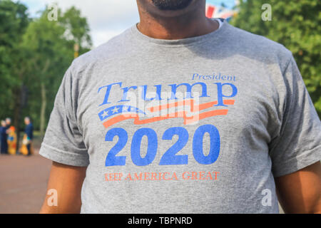 London, UK. 2nd June, 2019. A Trump supporter in The Mall as US President Donald Trump arrives later today for a 3 day state visit to Britain Credit: amer ghazzal/Alamy Live News Stock Photo