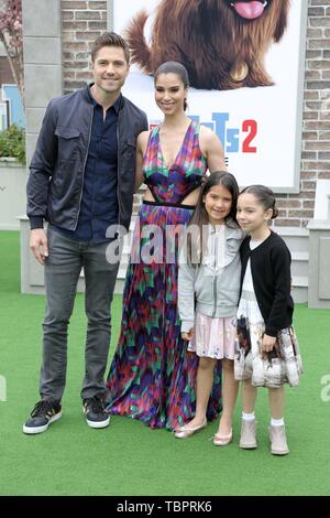 Los Angeles, CA, USA. 2nd June, 2019. Eric Winter, Roselyn Sanchez, Sebella Rose Winter, Guest at arrivals for THE SECRET LIFE OF PETS 2 Premiere, Regency Village Theatre - Westwood, Los Angeles, CA June 2, 2019. Credit: Priscilla Grant/Everett Collection/Alamy Live News Stock Photo