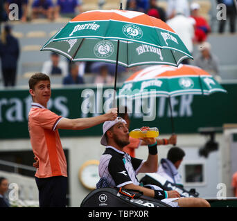 Paris, France. 03rd June, 2019. 03 June 2019, France (France), Paris: FREE OFFER! Tennis: Grand Slam/ATP-Tour, French Open, singles, men, 4th round, Djokovic (Serbia) - Struff (Germany): Jan-Lennard Struff from Germany sits under an umbrella during a break in rainy weather. Photo: Frank Molter/dpa Credit: dpa picture alliance/Alamy Live News Stock Photo