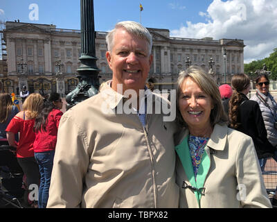 London, UK. 03rd June, 2019. Eric and Christine Graham from the US state of Florida are standing in front of Buckingham Palace. The Grahams, who only wanted to take a look at Buckingham Palace from the outside, are on a journey through several European countries. They're both thrilled that their president is in London, too. Credit: Silvia Kusidlo/dpa/Alamy Live News Stock Photo