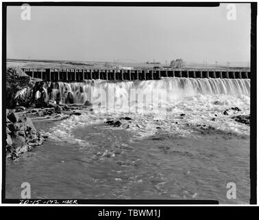 MILNER DAM, TWIN FALLS COUNTY, MILNER, IDAHO SOUTH VIEW OF SPILLWAY, TUNNEL LOCATION UNDER THE LEFT GATES AREA.  Milner Dam and Main Canal Twin Falls Canal Company, On Snake River, 11 miles West of city of Burley, Idaho, Twin Falls, Twin Falls County, ID Stock Photo