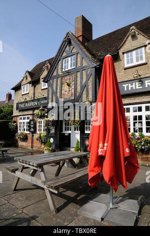 The Raven at Hexton, Hexton, Hertfordshire, was built-in half-timbered style to match other buildings renovated by George Hodgson in the village.  It  Stock Photo