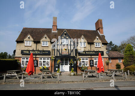 The Raven at Hexton, Hexton, Hertfordshire, was built-in half-timbered style to match other buildings renovated by George Hodgson in the village.  It  Stock Photo