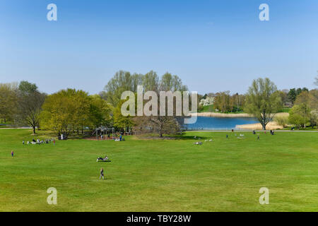 Britzer Garten, Neukölln, Berlin, Germany. 2018. Families, children