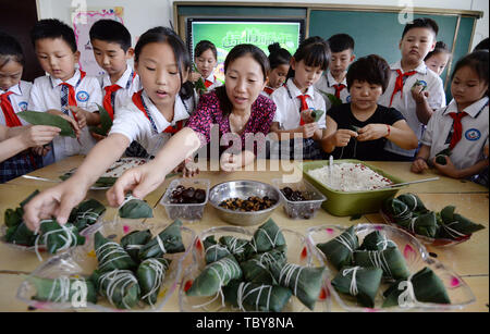 Handan, Handan, China. 4th June, 2019. Handan, CHINA-Students learn to make sticky rice dumplings at a primary school in Handan, north ChinaÃ¢â‚¬â„¢s Hebei Province, marking the upcoming Dragon Boat Festival. Credit: SIPA Asia/ZUMA Wire/Alamy Live News Stock Photo