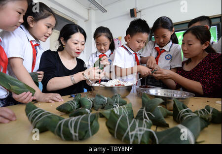 Handan, Handan, China. 4th June, 2019. Handan, CHINA-Students learn to make sticky rice dumplings at a primary school in Handan, north ChinaÃ¢â‚¬â„¢s Hebei Province, marking the upcoming Dragon Boat Festival. Credit: SIPA Asia/ZUMA Wire/Alamy Live News Stock Photo