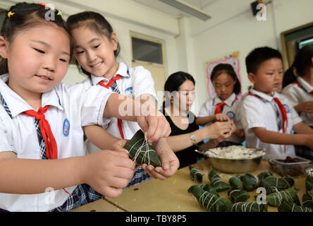 Handan, Handan, China. 4th June, 2019. Handan, CHINA-Students learn to make sticky rice dumplings at a primary school in Handan, north ChinaÃ¢â‚¬â„¢s Hebei Province, marking the upcoming Dragon Boat Festival. Credit: SIPA Asia/ZUMA Wire/Alamy Live News Stock Photo