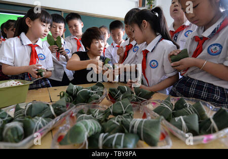 Handan, Handan, China. 4th June, 2019. Handan, CHINA-Students learn to make sticky rice dumplings at a primary school in Handan, north ChinaÃ¢â‚¬â„¢s Hebei Province, marking the upcoming Dragon Boat Festival. Credit: SIPA Asia/ZUMA Wire/Alamy Live News Stock Photo