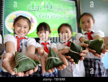 Handan, Handan, China. 4th June, 2019. Handan, CHINA-Students learn to make sticky rice dumplings at a primary school in Handan, north ChinaÃ¢â‚¬â„¢s Hebei Province, marking the upcoming Dragon Boat Festival. Credit: SIPA Asia/ZUMA Wire/Alamy Live News Stock Photo