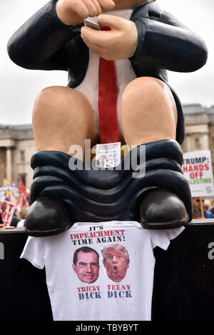 Trafalgar Square, London, UK. 4th June, 2019. The Together Against Trump, stop the state visit, protest staged in central London. Credit: Matthew Chattle/Alamy Live News Stock Photo