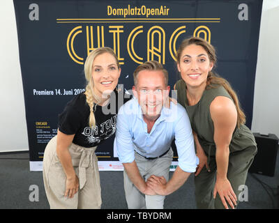 Magdeburg, Germany. 04th June, 2019. Sandy Mölling Ex No Angels member, Daniel Rakasz and Marcella Adema pose in front of a poster during the press conference of the Domplatz-Open-Air 'Chicago' of the Theater Magdeburg. The open-air musical 'Chicago' will take place from 14 June to 07 July 2017. Credit: Peter Gercke/dpa-Zentralbild/ZB/dpa/Alamy Live News Stock Photo