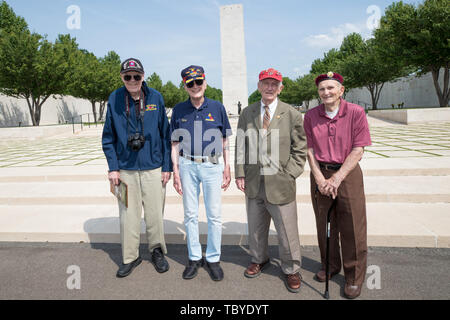 MARGRATEN, 4-06-2019, Amerikaanse veteranen bezoeken vermoedelijk de laatste keer de Amerikaanse oorlogsbegraafplaats in Margraten. Een groep van 4 Amerikaanse veteranen bezocht vandaag in het kader van de 75 jarige herdenking van D-Day het Amerikaanse kerkhof in Margraten. Gordon Monson, Clifford Stump, Harry Miller en Thomas Luchs vochten in Europa tijdens de Tweede Wereldoorlog. Vandaag bezochten zij voor de eerste en vermoedelijk laatste keer hun gevallen kameraden in Margraten. De hoogbejaarde mannen (90 ) zijn op weg naar de herdenking in D-Day op 6 juni aanstaande donderdag. V.l.n.r. Go Stock Photo