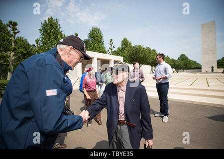 MARGRATEN, 4-06-2019, Amerikaanse veteranen bezoeken vermoedelijk de laatste keer de Amerikaanse oorlogsbegraafplaats in Margraten. Een groep van 4 Amerikaanse veteranen bezocht vandaag in het kader van de 75 jarige herdenking van D-Day het Amerikaanse kerkhof in Margraten. Gordon Monson, Clifford Stump, Harry Miller en Thomas Luchs vochten in Europa tijdens de Tweede Wereldoorlog. Vandaag bezochten zij voor de eerste en vermoedelijk laatste keer hun gevallen kameraden in Margraten. De hoogbejaarde mannen (90 ) zijn op weg naar de herdenking in D-Day op 6 juni aanstaande donderdag. V.l.n.r. Go Stock Photo