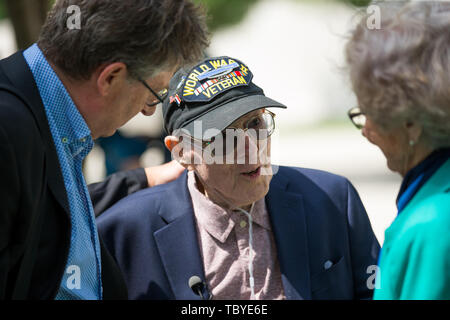 MARGRATEN, 4-06-2019, Amerikaanse veteranen bezoeken vermoedelijk de laatste keer de Amerikaanse oorlogsbegraafplaats in Margraten. Een groep van 4 Amerikaanse veteranen bezocht vandaag in het kader van de 75 jarige herdenking van D-Day het Amerikaanse kerkhof in Margraten. Francis Resta uit California is een van hen. Hij heeft zijn leven te danken aan een Maastrichtse arts die zijn benen redde na gewond te zijn geraakt in de slag om Aken ordon Monson, Clifford Stump, Harry Miller en Thomas Luchs vochten in Europa tijdens de Tweede Wereldoorlog. Vandaag bezochten zij voor de eerste en vermo Stock Photo