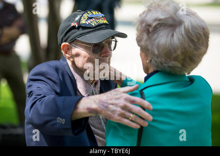 MARGRATEN, 4-06-2019, Amerikaanse veteranen bezoeken vermoedelijk de laatste keer de Amerikaanse oorlogsbegraafplaats in Margraten. Een groep van 4 Amerikaanse veteranen bezocht vandaag in het kader van de 75 jarige herdenking van D-Day het Amerikaanse kerkhof in Margraten. Francis Resta uit California is een van hen. Hij heeft zijn leven te danken aan een Maastrichtse arts die zijn benen redde na gewond te zijn geraakt in de slag om Aken ordon Monson, Clifford Stump, Harry Miller en Thomas Luchs vochten in Europa tijdens de Tweede Wereldoorlog. Vandaag bezochten zij voor de eerste en vermo Stock Photo