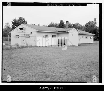 NORTH (REAR) AND EAST (SIDE) ELEVATIONS OF BUILDING. view TO SOUTH.  Plattsburgh Air Force Base, Security Police Canine Kennel, Idaho Avenue, Plattsburgh, Clinton County, NY Stock Photo