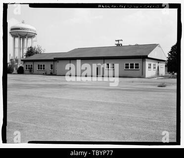 NORTH (REAR) AND WEST (SIDE) ELEVATIONS OF BUILDING. VIEW TO SOUTHEAST.  Plattsburgh Air Force Base, Squadron Operations Building, Delaware Street, Plattsburgh, Clinton County, NY Stock Photo
