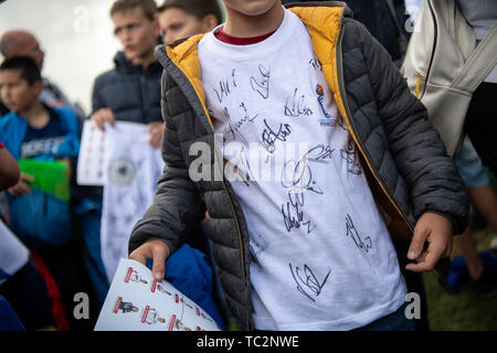 04 June 2019, France (France), Pont-Péan: Football, women, national team: training before the World Cup in France. A boy wears a T-shirt with the team's signatures after a training session of the German women's national football team. The first match of the German team will take place on June 8 against China in Rennes. Photo: Sebastian Gollnow/dpa Stock Photo
