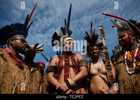 Brasilia, Brazil. 04th June, 2019. Indigenous people from various ethnic groups in Bahia protest in front of Praça dos Três Poderes in Brasília, on Tuesday (04) for improvements in education, health and the demarcation of indigenous territories in the state. (Photo: Myke Sena/Fotoarena) Credit: Foto Arena LTDA/Alamy Live News Stock Photo