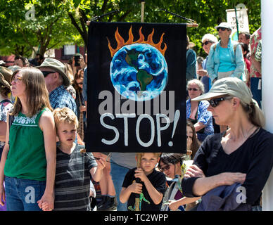 Portland, Oregon, USA. 04th June, 2019. People gather in Director Park on the afternoon of arguments in the Juliana v United States climate change case being heard by the 9th Circuit Court. The suit, originally brought in 2015 by 21 youth plaintiffs ranging in age from 11-22, alleges that the U.S. government has failed to act to limit the effects of burning fossil fuels and has deprived the plaintiffs of the right to live on a habitable planet. The federal government has, through various court actions, tried to prevent the trial from ever taking place. Today's arguments will determine two Stock Photo