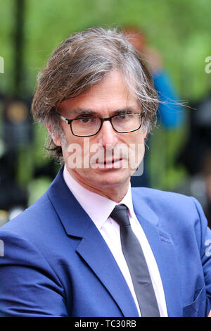 Downing Street, London, UK. 4th June, 2019. Robert Peston in Downing Street covering the US President Donald Trump visit to Downing Street. Robert Peston is a British journalist, presenter, and founder of the education charity Speakers for Schools. He is the Political Editor of ITV News and host of the weekly political discussion show Peston. Credit: Dinendra Haria/Alamy Live News Stock Photo