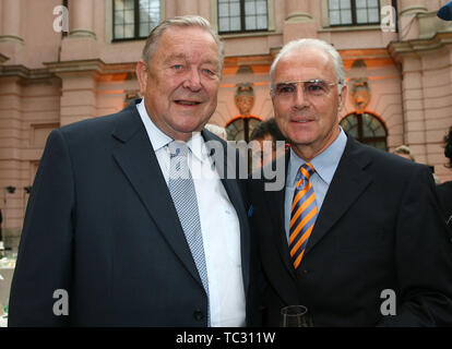 Ex-UEFA President Lennart JOHANSSON died at the age of 89 years archive photo; Franz BECKENBAUER (r) with UEFA President Lennart JOHANSSON (l). Reception of the German Football Association (DFB) in the Schlueterhof (Schluterhof) of the German Historical Museum in Berlin 29.06.2006 Football WM2006 FIFA World Cup 2006, from 09.06. - 09.07.2006 in Germany | usage worldwide Stock Photo