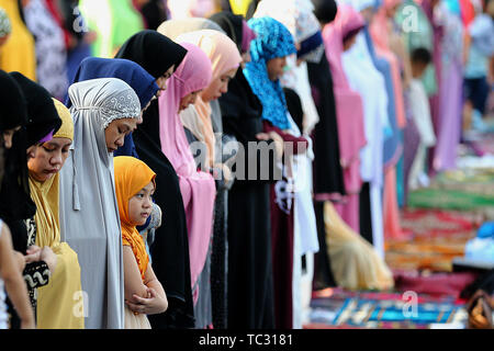 Quezon City, Philippines. 5th June, 2019. Muslim women attend Eid al-Fitr prayers in Quezon City, the Philippines, June 5, 2019. Credit: Rouelle Umali/Xinhua/Alamy Live News Stock Photo