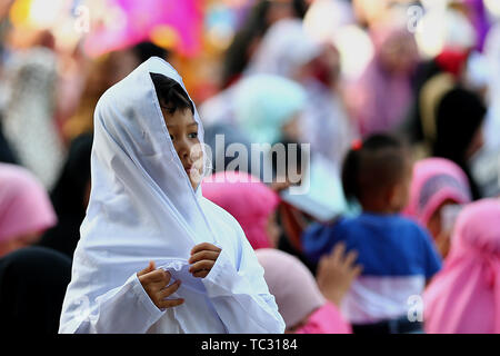 Quezon City, Philippines. 5th June, 2019. A Muslim boy is seen before Eid al-Fitr prayers in Quezon City, the Philippines, June 5, 2019. Credit: Rouelle Umali/Xinhua/Alamy Live News Stock Photo