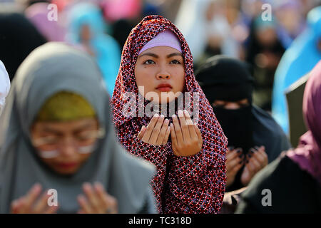 Quezon City, Philippines. 5th June, 2019. Muslim women attend Eid al-Fitr prayers in Quezon City, the Philippines, June 5, 2019. Credit: Rouelle Umali/Xinhua/Alamy Live News Stock Photo