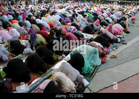 Quezon City, Philippines. 5th June, 2019. Muslim women attend Eid al-Fitr prayers in Quezon City, the Philippines, June 5, 2019. Credit: Rouelle Umali/Xinhua/Alamy Live News Stock Photo