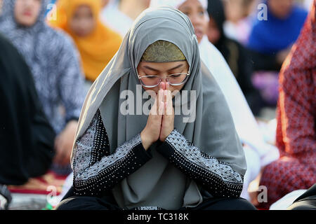 Quezon City, Philippines. 5th June, 2019. Muslim women attend Eid al-Fitr prayers in Quezon City, the Philippines, June 5, 2019. Credit: Rouelle Umali/Xinhua/Alamy Live News Stock Photo