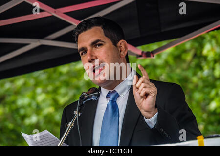 London, UK. 4th June 2019. Shadow Secretary of State for Justice Richard Burgon MP speaking at the Whitehall rally to send a clear message that President Trump is not welcome here because of his climate denial, racism, Islamophobia, misogyny and bigotry. His policies of hate and division have energised the far right around the world. 4th June, 2019. Peter Marshall IMAGESLIVE Credit: Peter Marshall/IMAGESLIVE/ZUMA Wire/Alamy Live News Stock Photo
