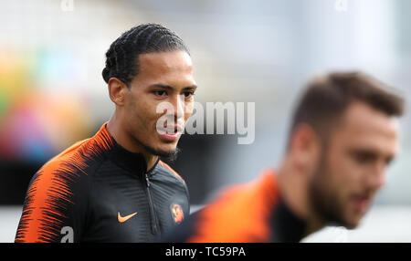 Netherlands' Virgil van Dijk during the walk around at the Estadio D. Afonso Henriques, Guimaraes. Stock Photo