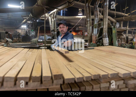 Louisville, Kentucky - Workers at Kelvin Cooperage make oak barrels for aging bourbon and wine. Stock Photo