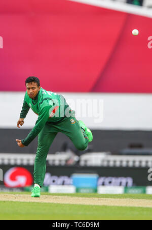 London, UK. 05th June, 2019. 5th June 2019; The Oval, London, England; ICC World Cup Cricket, Bangladesh versus New Zealand; Shakib Al Hasan of Bangladesh bowling Credit: Action Plus Sports Images/Alamy Live News Stock Photo