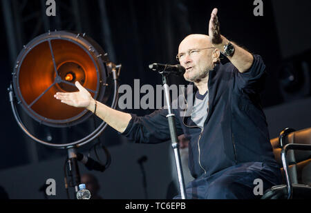 Stuttgart, Germany. 05th June, 2019. Singer Phil Collins sits on stage and sings. Collins gives the first of seven German concerts in the Mercedes-Benz Arena. Credit: Christoph Schmidt/dpa/Alamy Live News Stock Photo