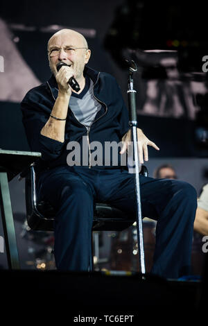 Stuttgart, Germany. 05th June, 2019. Singer Phil Collins sits on stage and sings. Collins gives the first of seven German concerts in the Mercedes-Benz Arena. Credit: Christoph Schmidt/dpa/Alamy Live News Stock Photo