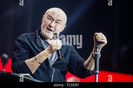 Stuttgart, Germany. 05th June, 2019. Singer Phil Collins sits on stage and sings. Collins gives the first of seven German concerts in the Mercedes-Benz Arena. Credit: Christoph Schmidt/dpa/Alamy Live News Stock Photo