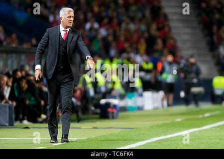 Porto, Portugal. 05th June, 2019. UEFA Nations League International football, semi-final, Portugal versus Switzerland; Head Coach Vladimir Petkovic of SUI gives advice to his players Credit: Action Plus Sports Images/Alamy Live News Stock Photo