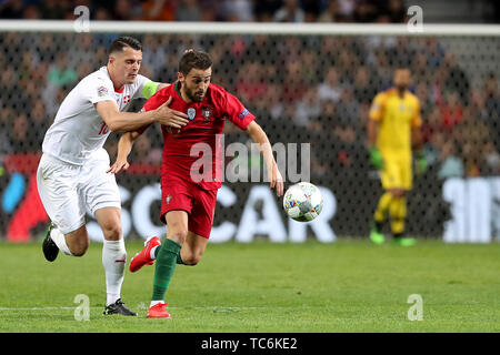 Porto, Portugal. 5th June, 2019. Portugal's forward Bernardo Silva (2nd L) vies with Switzerland's midfielder Granit Xhaka (L) during the UEFA Nations League Semi-Final football match between Portugal and Switzerland in Porto, Portugal, June 5, 2019. Credit: Pedro Fiuza/Xinhua/Alamy Live News Stock Photo