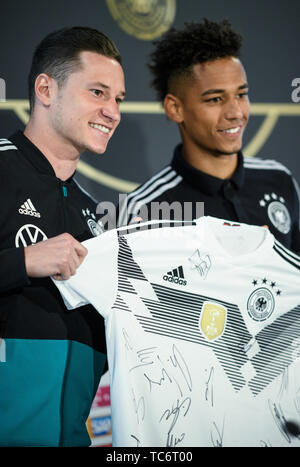 Thilo Kehrer Germany l. and Julian Draxler Germany r. show a jersey in the PK. GES Football Press Conference of the German National Team in Venlo 06.06.2019 Football Soccer Press Conference of the Ger...