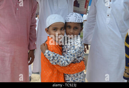 Kolkata, India. 05th June, 2019. Kolkata in Red road Large number of Muslims celebrate Eid ai Fitar which marksthe end of the month of Ramadan. Credit: Sandip Saha/Pacific Press/Alamy Live News Stock Photo
