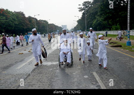 Kolkata, India. 05th June, 2019. Kolkata in Red road Large number of Muslims celebrate Eid ai Fitar which marks the end of the month of Ramadan. Credit: Sandip Saha/Pacific Press/Alamy Live News Stock Photo