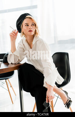 346,390 Model Sitting Pose Images, Stock Photos, 3D objects, & Vectors |  Shutterstock