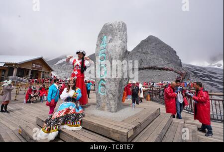 Yunnan, China's Yunnan Province. 6th June, 2019. Tourists visit the Jade Dragon Snow Mountain scenic area in Lijiang, southwest China's Yunnan Province, June 6, 2019. Qiu Zhen, a tourist from Nanjing, east China's Jiangsu Province, became the 50 millionth visitor to the Jade Dragon Snow Mountain scenic area on Thursday. The lucky tourist is given life-time free access to the scenic area. Credit: Qin Qing/Xinhua/Alamy Live News Stock Photo