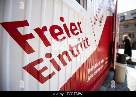 Stuttgart, Germany. 05th June, 2019. On a wall in front of the Landesmuseum Stuttgart is the sign 'Freier Eintritt'. Credit: Fabian Sommer/dpa/Alamy Live News Stock Photo