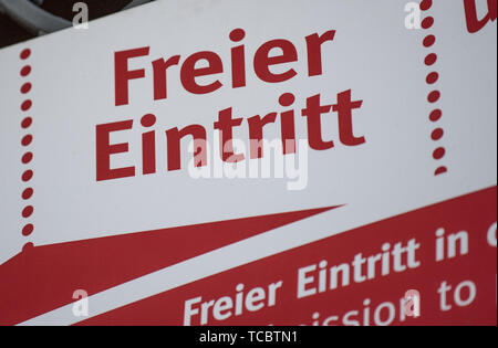 Stuttgart, Germany. 05th June, 2019. On a wall in front of the Landesmuseum Stuttgart is the sign 'Freier Eintritt'. Credit: Fabian Sommer/dpa/Alamy Live News Stock Photo